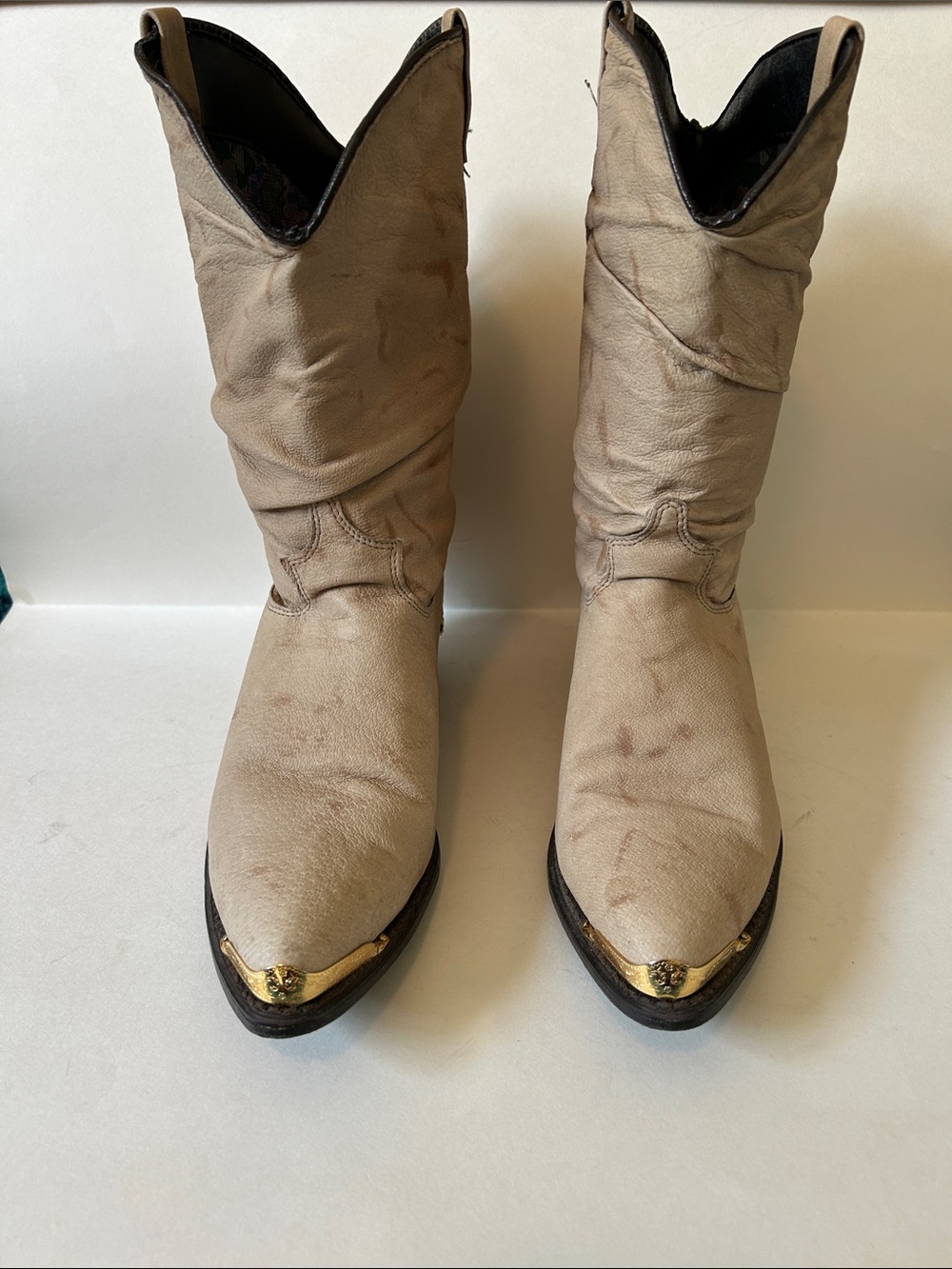 Women’s dingo Taupe Western Boots with Gold Toe and Heel Caps, Size 9